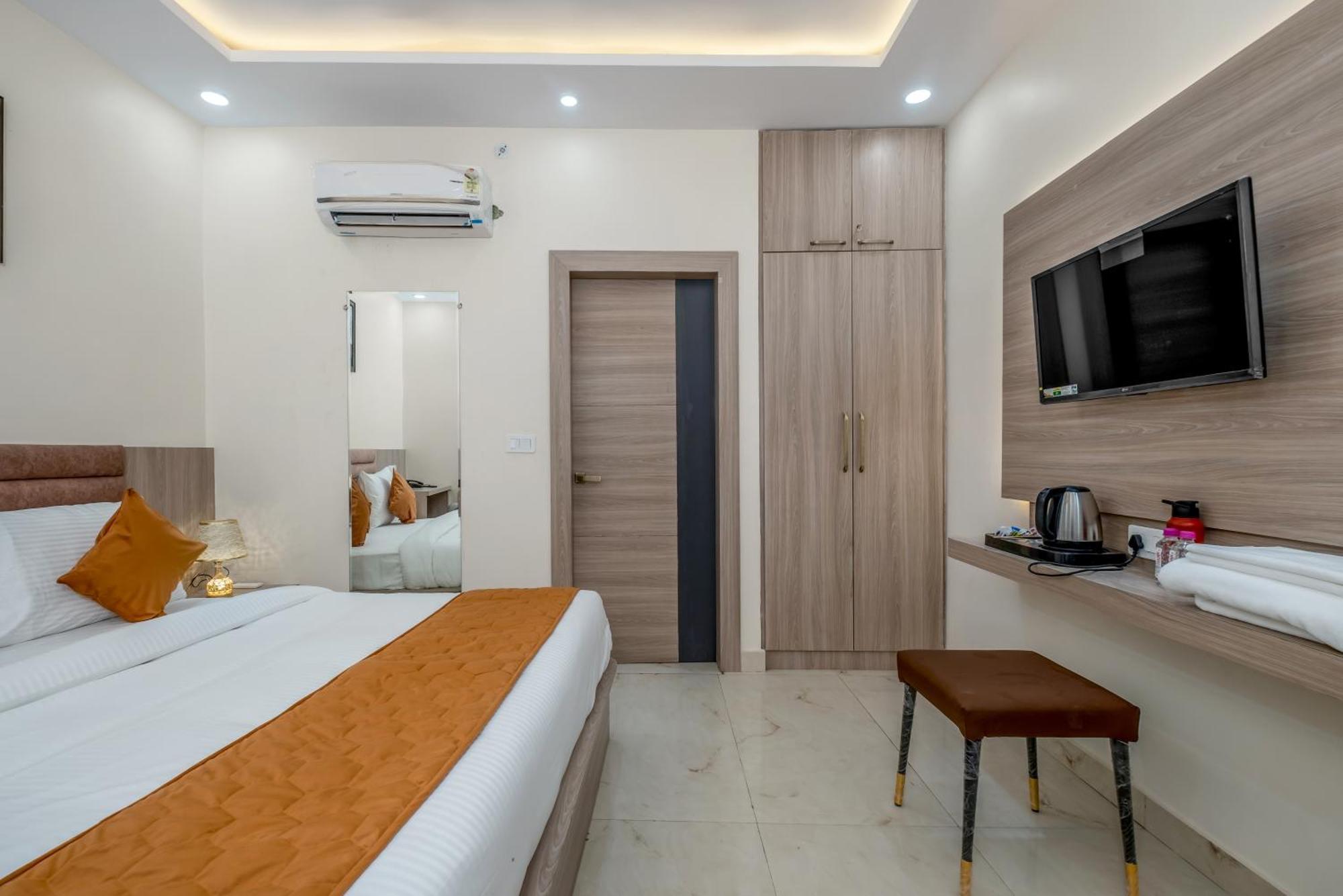 Hotel Sudarshan Ayodhya エクステリア 写真