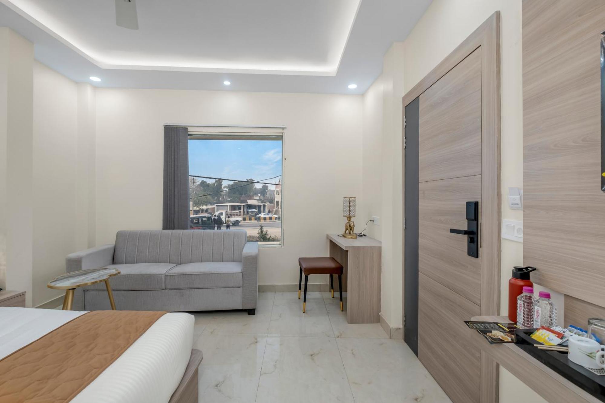 Hotel Sudarshan Ayodhya エクステリア 写真
