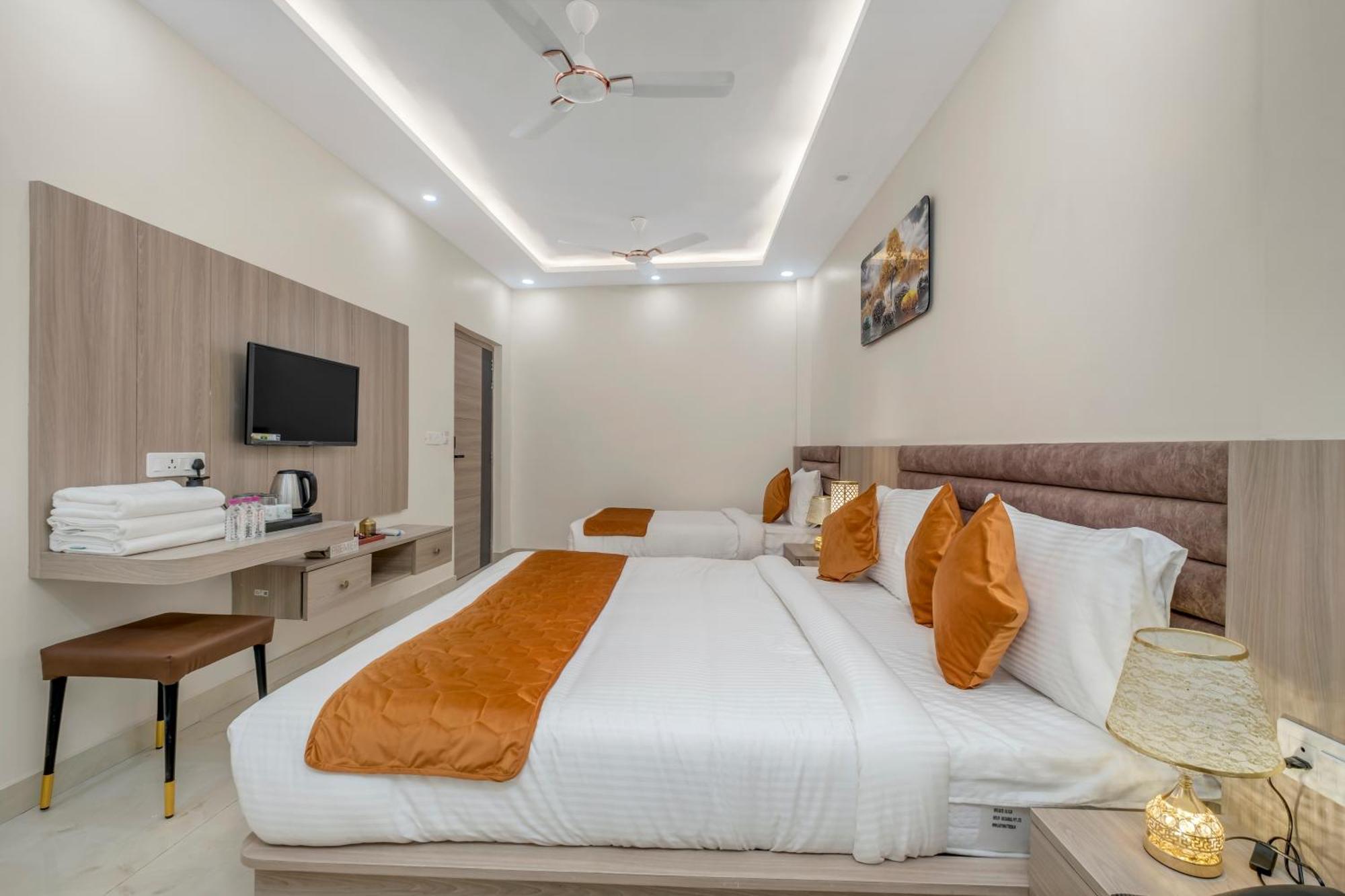 Hotel Sudarshan Ayodhya エクステリア 写真