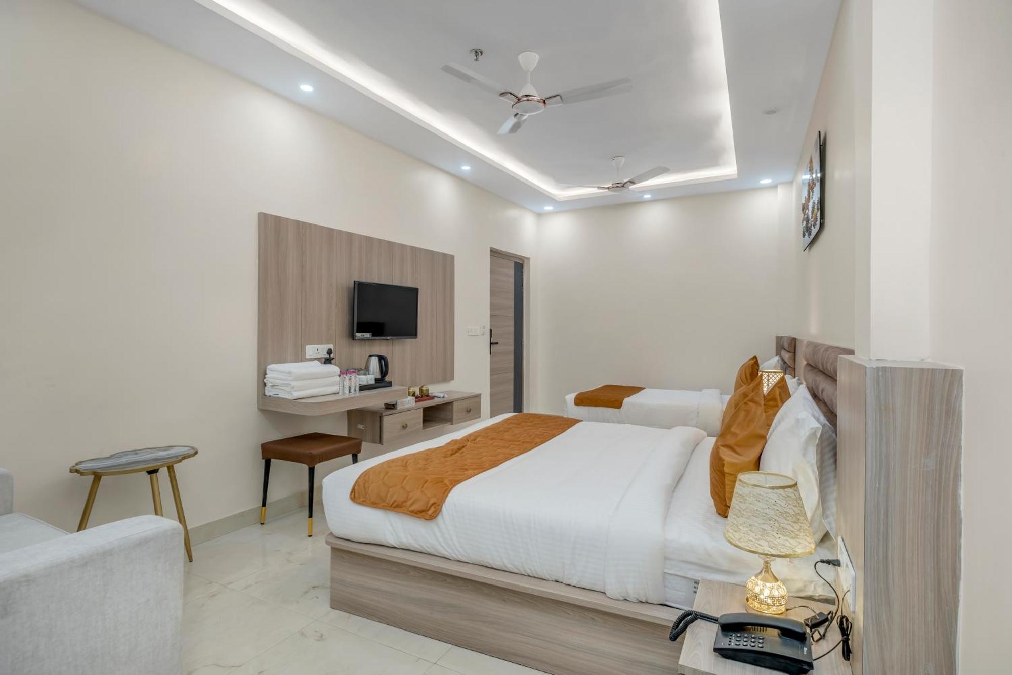 Hotel Sudarshan Ayodhya エクステリア 写真