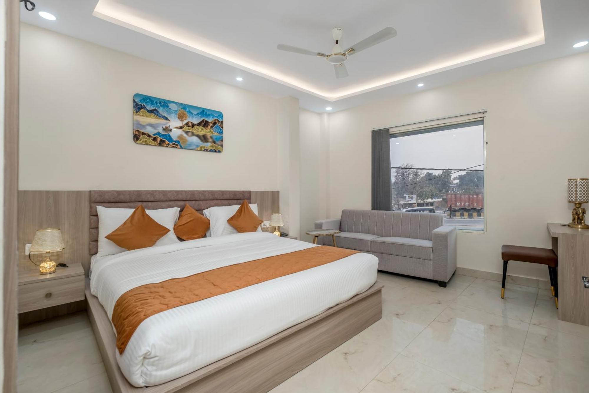 Hotel Sudarshan Ayodhya エクステリア 写真